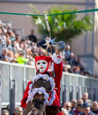Sardinya 'da yarışın lideri at Sartiglia' nın geleneksel maskesi.