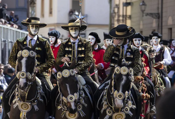 Sardinya 'da yarışın lideri at Sartiglia' nın geleneksel maskesi.