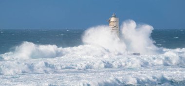 Fırtınalı bir günde mangiabarche calasetta deniz feneri, sardunya