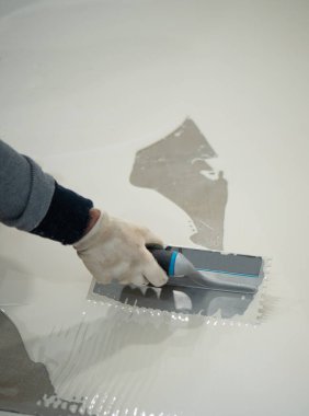 İşçi iç mekanlar için poliüretan reçineyle çalışır.