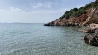 Sardunya Denizi 'nin güzelliği ve Güney Sardunya, Maladroxia sahilindeki kristal suyu.