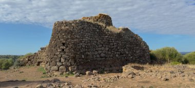 Sedilo, Sardinya 'daki Nuraghe Iloi arkeoloji sahasında antik bazalt taş duvarlar ve panoramik manzaralar yer alıyor.