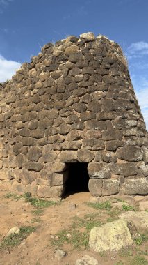 Sedilo, Sardinya 'daki Nuraghe Iloi arkeoloji sahasında antik bazalt taş duvarlar ve panoramik manzaralar yer alıyor.