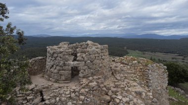 Sardinya Nuraghe, Nuraghe Adoni Villanova Tulo, Sardinya, Barbagia 'daki Antik Taş Kule