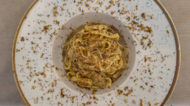 Zarif bir tabakta servis edilen trüf mantarlı gurme tagliatelle makarnası.