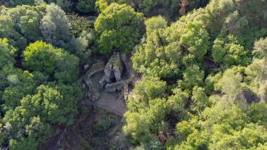 Su Tempiesu 'nun kutsal kuyusu Orune, Sardinya, Antik Nuragic ilkbahar tapınağı