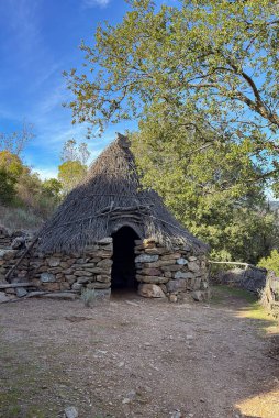 Sardunya kırsalında taştan ve samandan yapılmış geleneksel çoban kulübesi