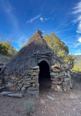 Sardunya kırsalında taştan ve samandan yapılmış geleneksel çoban kulübesi