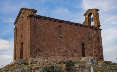 Benetutti Sardinya 'daki eski San Saturnino Kilisesi bulutlu gökyüzünün altında