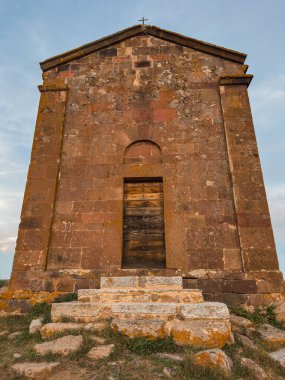 Benetutti Sardinya 'daki eski San Saturnino Kilisesi bulutlu gökyüzünün altında
