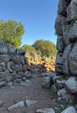 Nuraghe Arrubiu antik megalitik duvar ve parlak güneş ışığında giriş