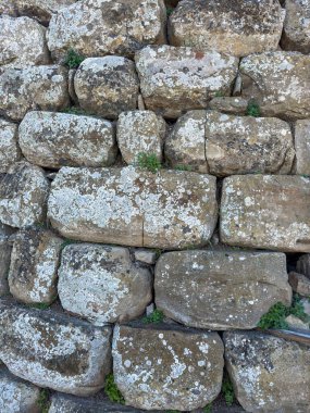 Nuraghe Su Nuraxi Sa Parrocchia parlak güneş ışığında antik taş kule