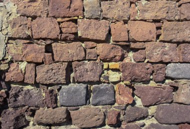 Karışık volkanik kayalarla taştan duvar dokusu