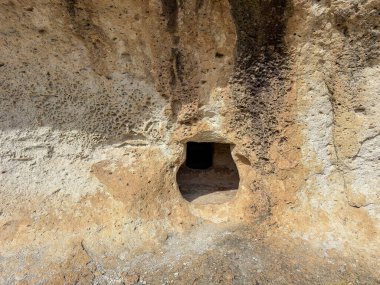 Burdaga Asuni 'den Antik Domus de Janas Sardinya kayalık arazisine oyulmuş.