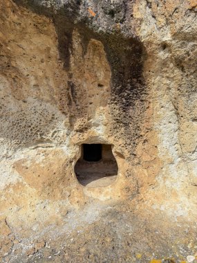 Burdaga Asuni 'den Antik Domus de Janas Sardinya kayalık arazisine oyulmuş.