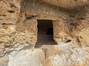 Asuni Sardinya 'nın Yeşil Arazisinde Antik Menhir Ayaklı Taşı