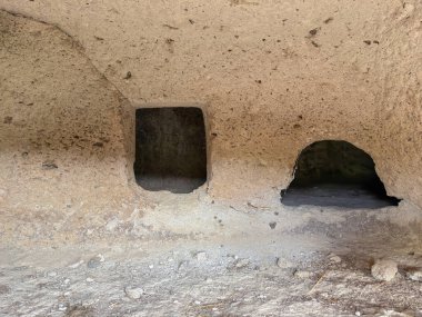 Asuni Sardinya 'nın Yeşil Arazisinde Antik Menhir Ayaklı Taşı