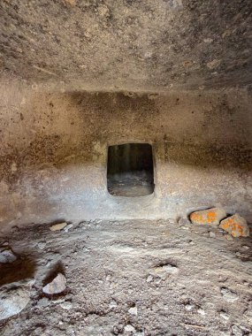 Burdaga Asuni Sahne Arkeolojik Alanında Tarih Öncesi Domus de Janas