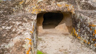 Genna Salixi 'den Domus de Janas Sardunya' daki Antik Kaya Kesimli Mezar