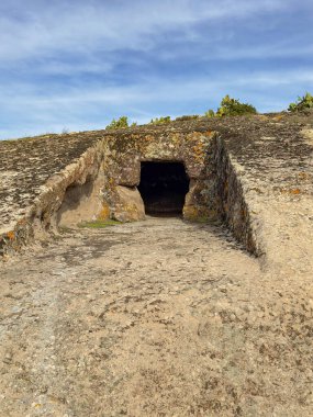 Genna Salixi 'den Domus de Janas Sardunya' daki Antik Kaya Kesimli Mezar