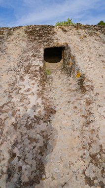 Genna Salixi 'den Domus de Janas Sardunya' daki Antik Kaya Kesimli Mezar