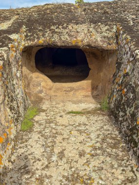 Genna Salixi 'den tarih öncesi Domus de Janas Rocky Arazisine oyulmuş