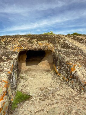 Genna Salixi 'den tarih öncesi Domus de Janas Rocky Arazisine oyulmuş