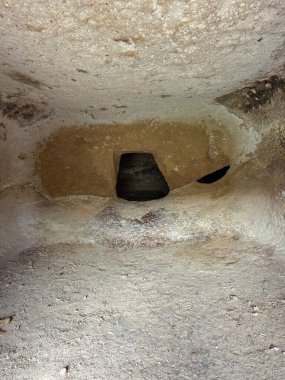 Genna Salixi 'den tarih öncesi Domus de Janas Rocky Arazisine oyulmuş