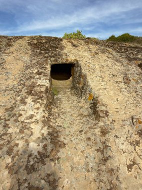 Sardinya Domus de Janas Genna Salixi Antik Kaya Kesimli Mezar