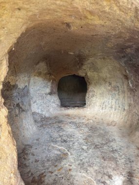 Sardinya Domus de Janas Genna Salixi Antik Kaya Kesimli Mezar