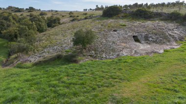 Sardinya Domus de Janas Genna Salixi Antik Kaya Kesimli Mezar