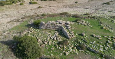 Siddi 'deki Giants Sa Domu de Sorcu' nun Megalitik Mezarı 'nın havadan görünüşü