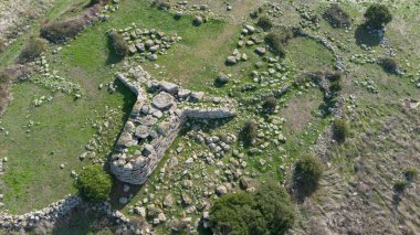 Siddi 'deki Giants Sa Domu de Sorcu' nun Megalitik Mezarı 'nın havadan görünüşü