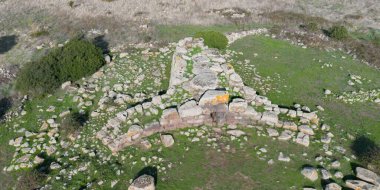 Siddi 'deki Giants Sa Domu de Sorcu' nun Megalitik Mezarı 'nın havadan görünüşü