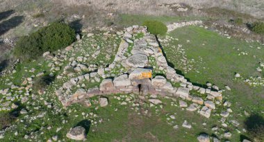 Siddi 'deki Giants Sa Domu de Sorcu' nun Megalitik Mezarı 'nın havadan görünüşü