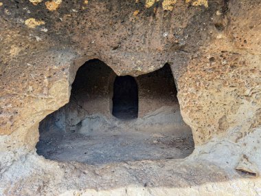 Burdaga Asuni 'den Antik Domus de Janas Sardinya kayalık arazisine oyulmuş