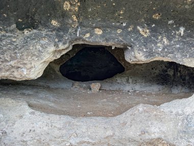Burdaga Asuni Sahne Arkeolojik Alanında Tarih Öncesi Domus de Janas
