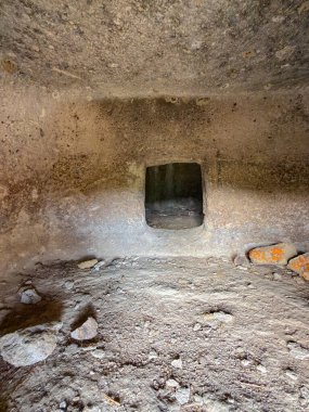 Burdaga Asuni Sahne Arkeolojik Alanında Tarih Öncesi Domus de Janas
