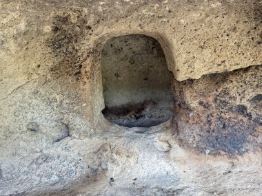 Burdaga Asuni Sahne Arkeolojik Alanında Tarih Öncesi Domus de Janas