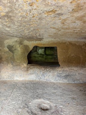 Genna Salixi 'den tarih öncesi Domus de Janas Rocky Arazisine oyulmuş