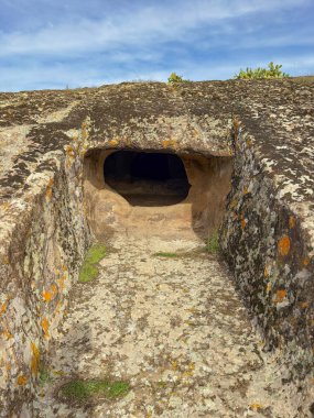 Genna Salixi 'den tarih öncesi Domus de Janas Rocky Arazisine oyulmuş