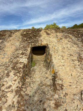 Sardinya Domus de Janas Genna Salixi Antik Kaya Kesimli Mezar