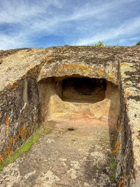 Sardinya Domus de Janas Genna Salixi Antik Kaya Kesimli Mezar
