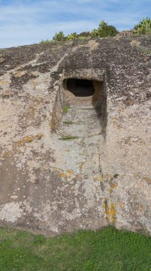 Sardinya Domus de Janas Genna Salixi Antik Kaya Kesimli Mezar