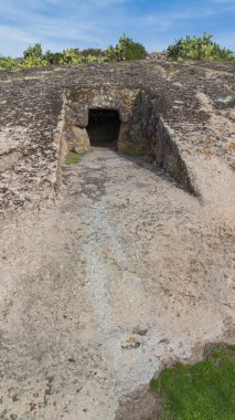 Sardinya Domus de Janas Genna Salixi Antik Kaya Kesimli Mezar