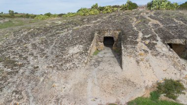 Sardinya Domus de Janas Genna Salixi Antik Kaya Kesimli Mezar