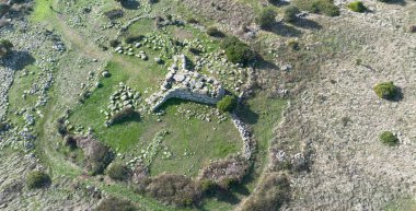 Siddi 'deki Giants Sa Domu de Sorcu' nun Megalitik Mezarı 'nın havadan görünüşü