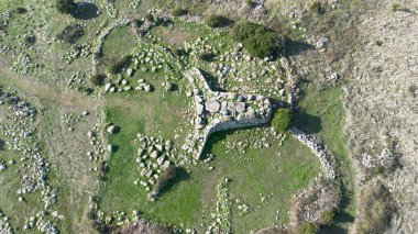 Siddi 'deki Giants Sa Domu de Sorcu' nun Megalitik Mezarı 'nın havadan görünüşü