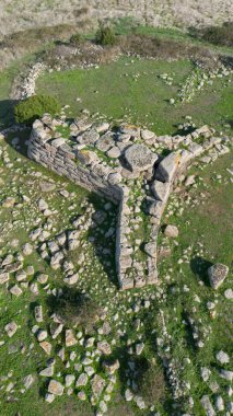 Siddi 'deki Giants Sa Domu de Sorcu' nun Megalitik Mezarı 'nın havadan görünüşü