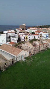 4K Güney Sardunya 'daki Portoscuso Sahil Kasabası Hava Panoraması